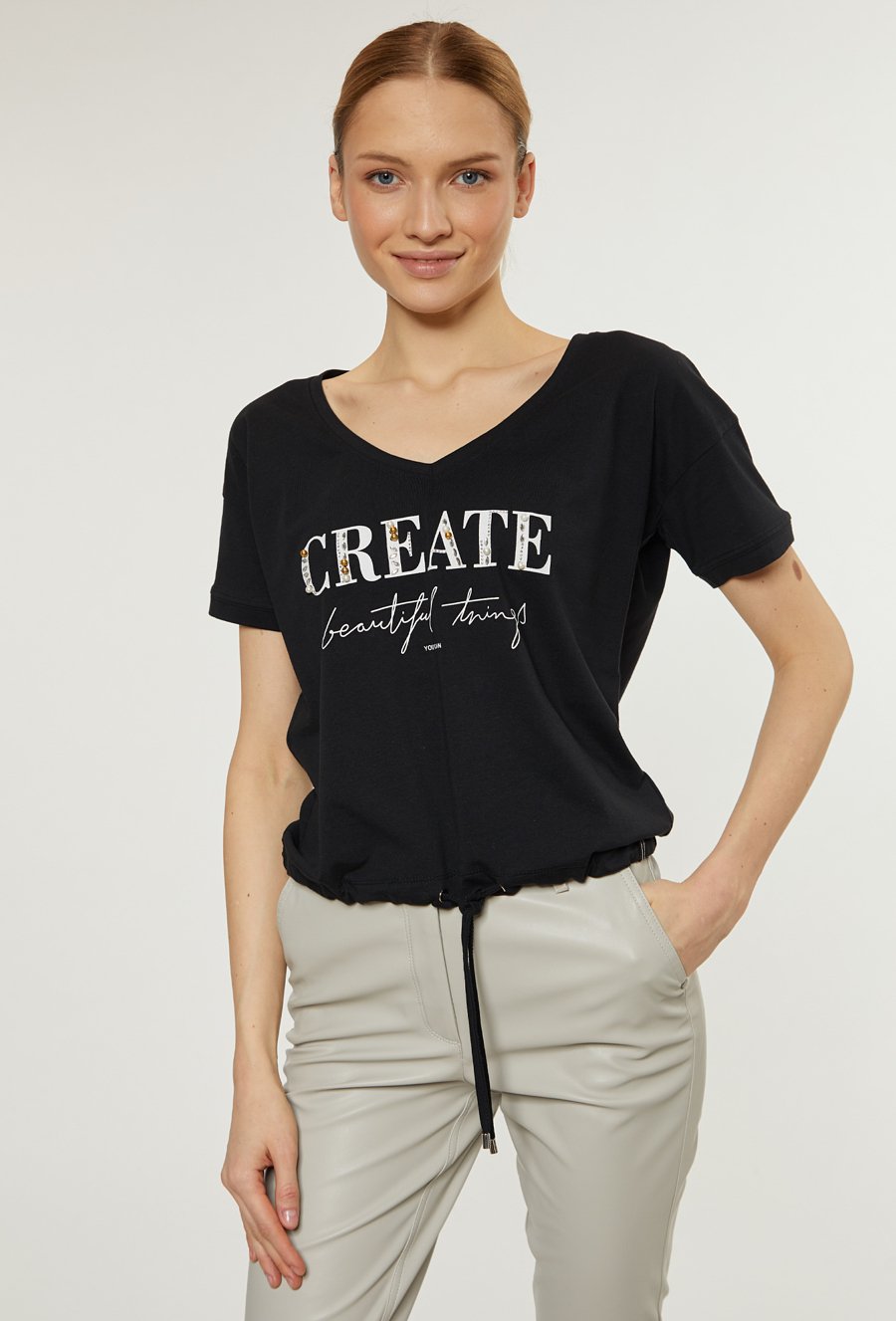 T-shirt z ozdobnym napisem