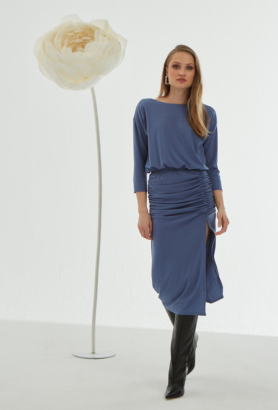 Midi sukienka z ozdobnym drapowaniem