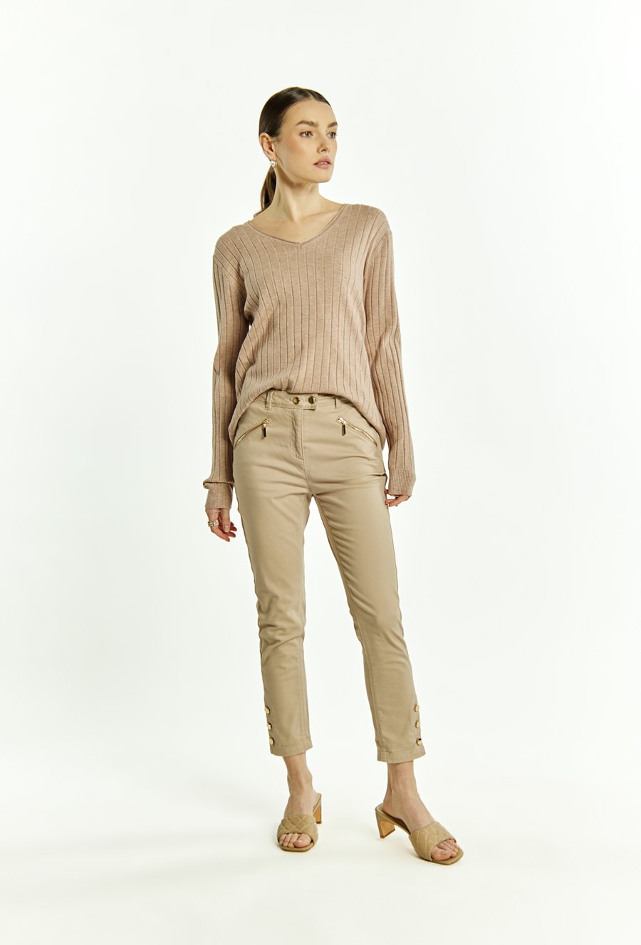 Sweter damski z dekoltem w serek