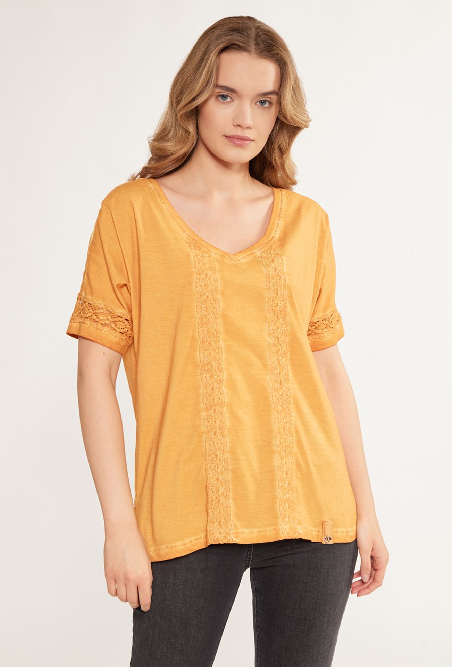 Bluzka damska wykończona koronką