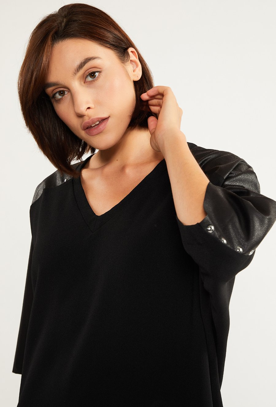 Sukienka mini ze zdobieniem na rękawach