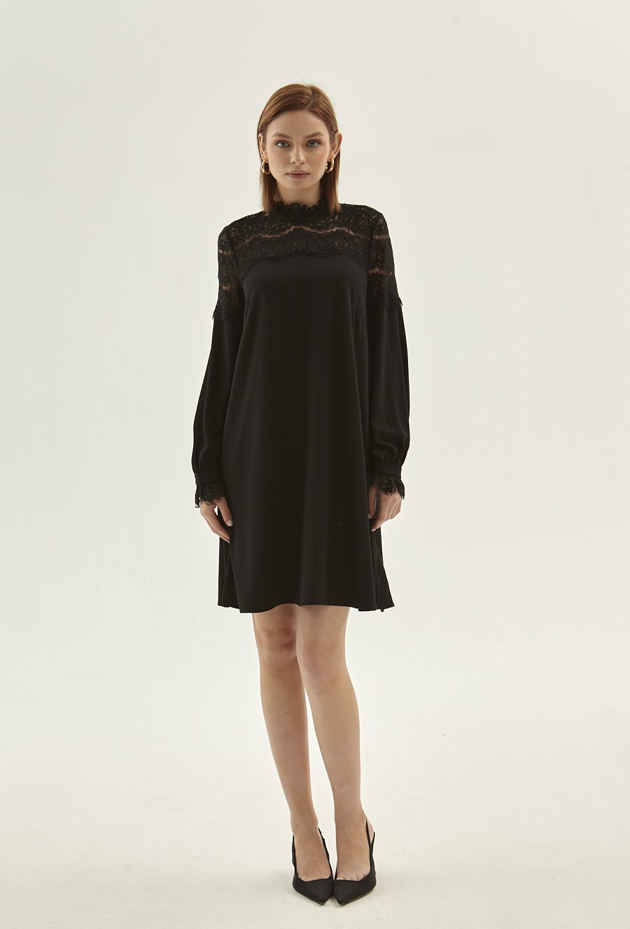 Czarna sukienka z koronkowym panelem
