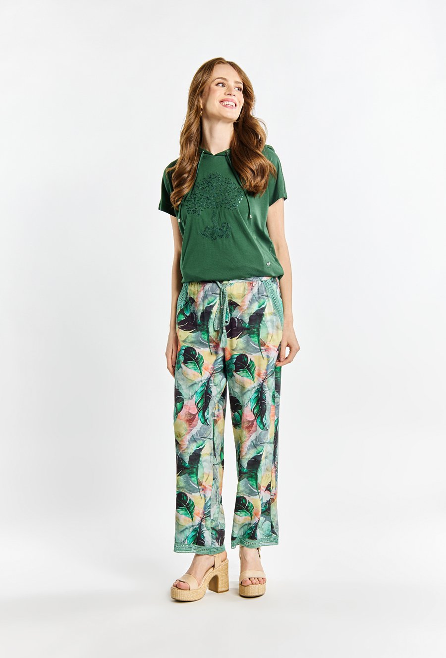 Wzorzyste spodnie z luźnymi nogawkami