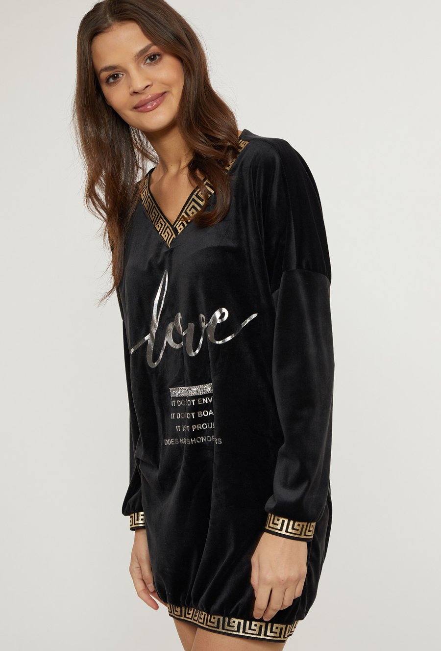 Kr&oacute;tka sukienka z aplikacją