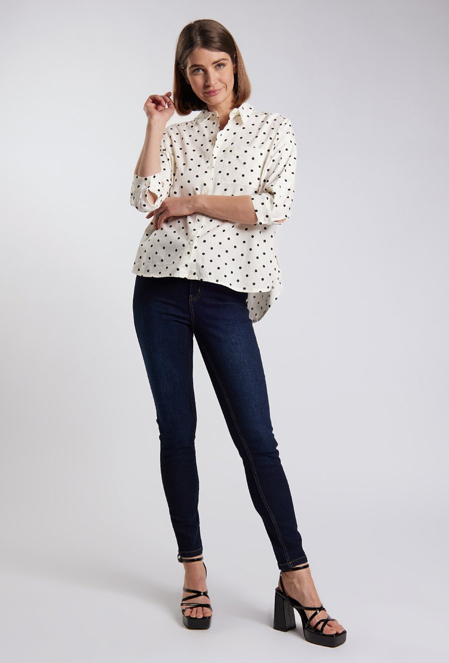 Biała koszula w czarne groszki