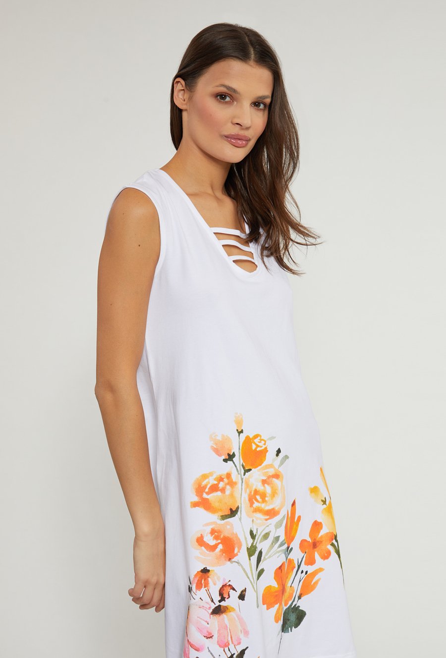Prosta sukienka z wzorem w kwiaty