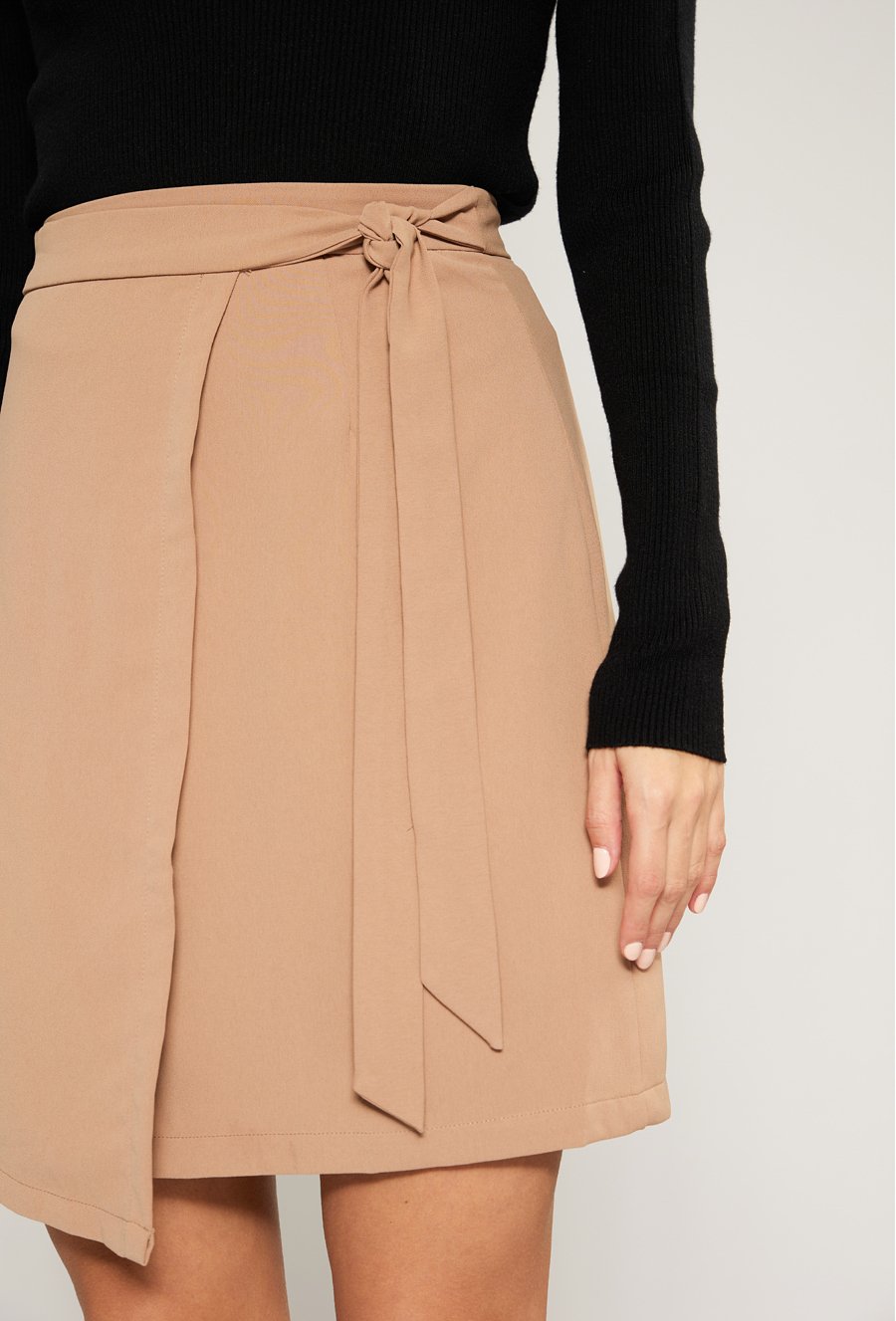 Beżowa sp&oacute;dnica mini z zakładką
