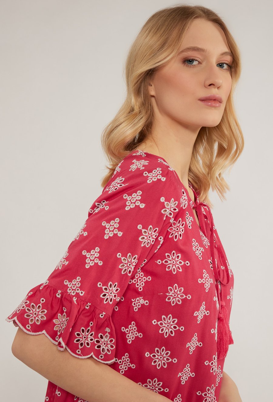 Ażurowa sukienka damska z falbanką