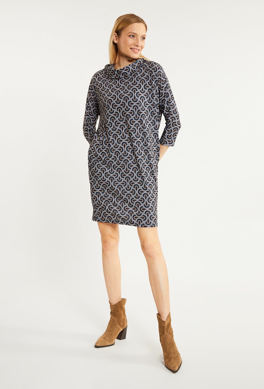 Wzorzysta sukienka damska z golfem