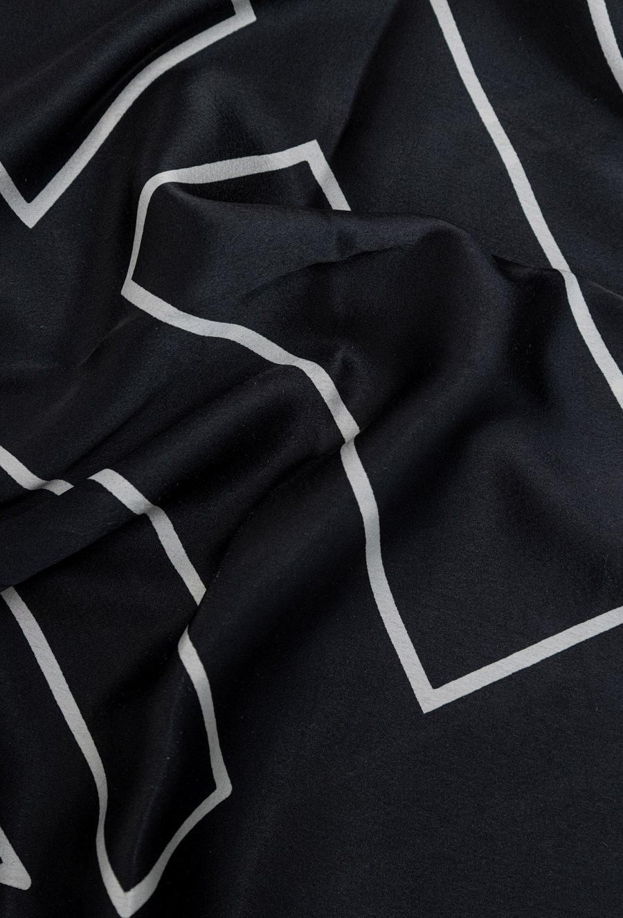 Apaszka z geometrycznym wzorem