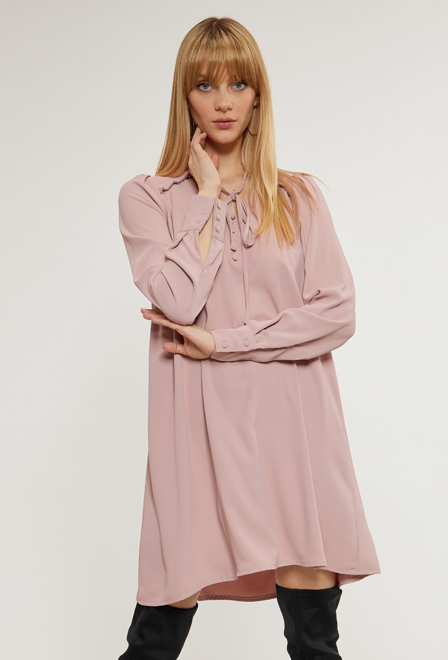 Sukienka  z wiązaniem przy dekolcie