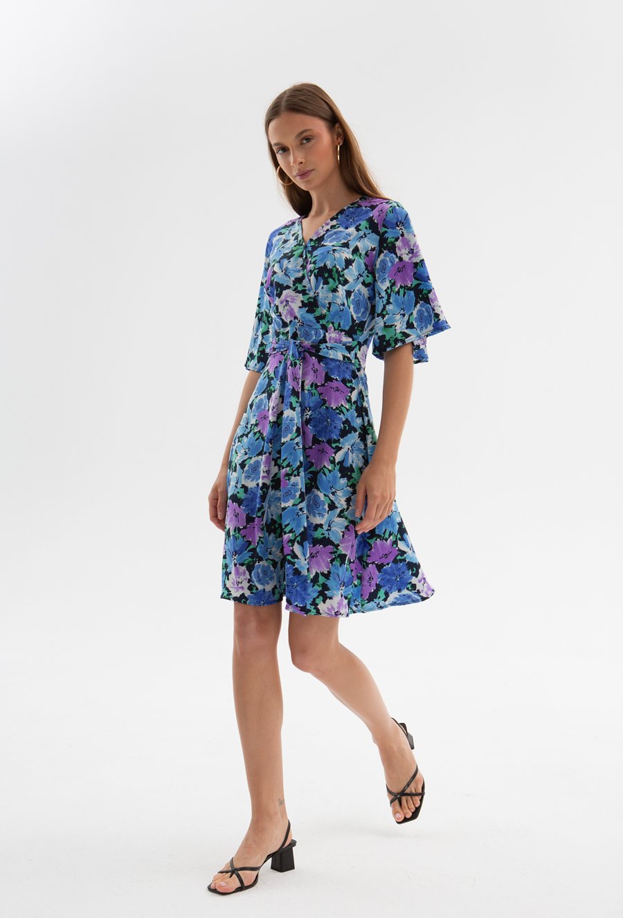 Kwiecista sukienka z kopertowym dekoltem