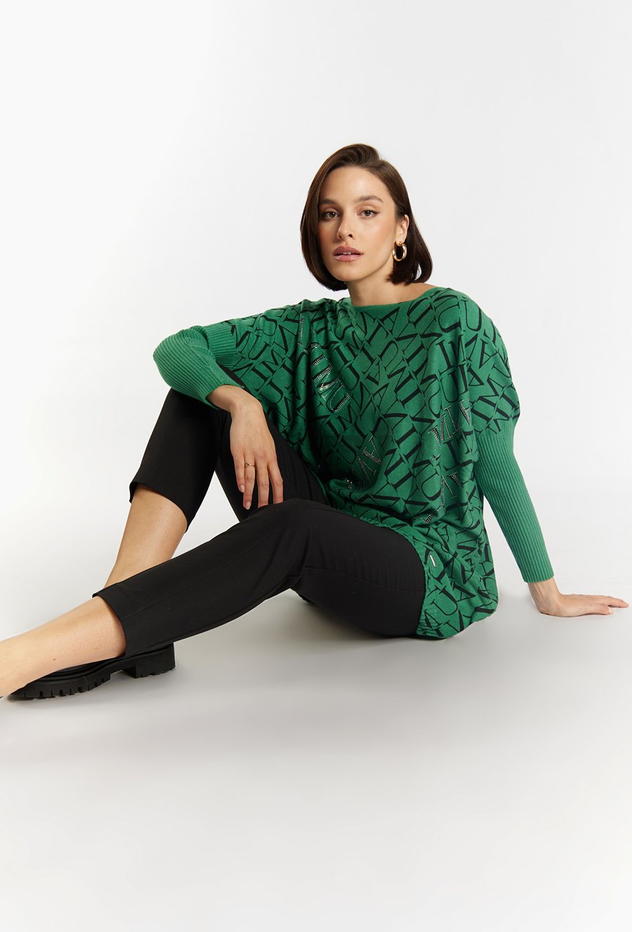 Materiałowe spodnie z ozdobnymi klamrami