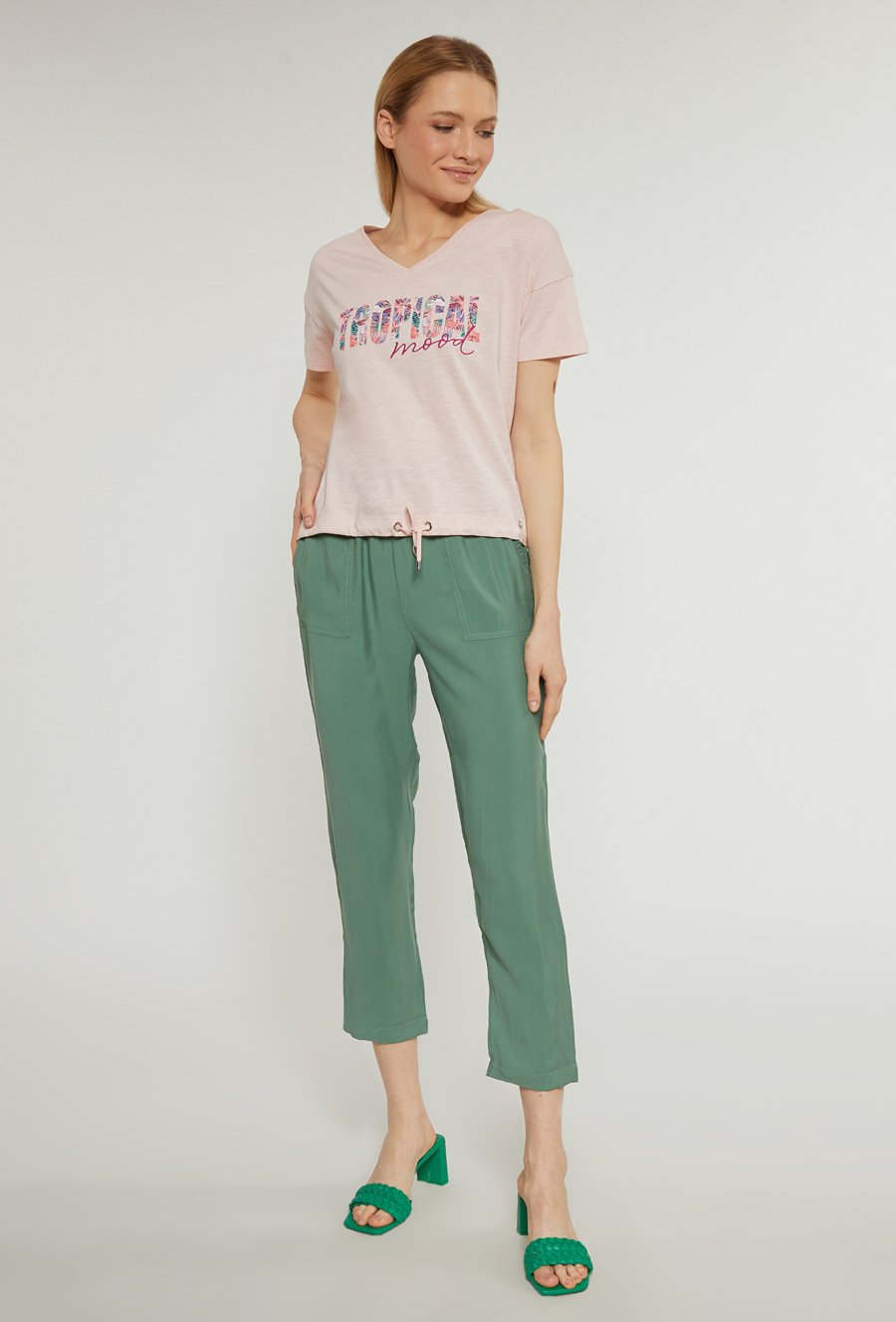 T-shirt z wiązaniem u dołu