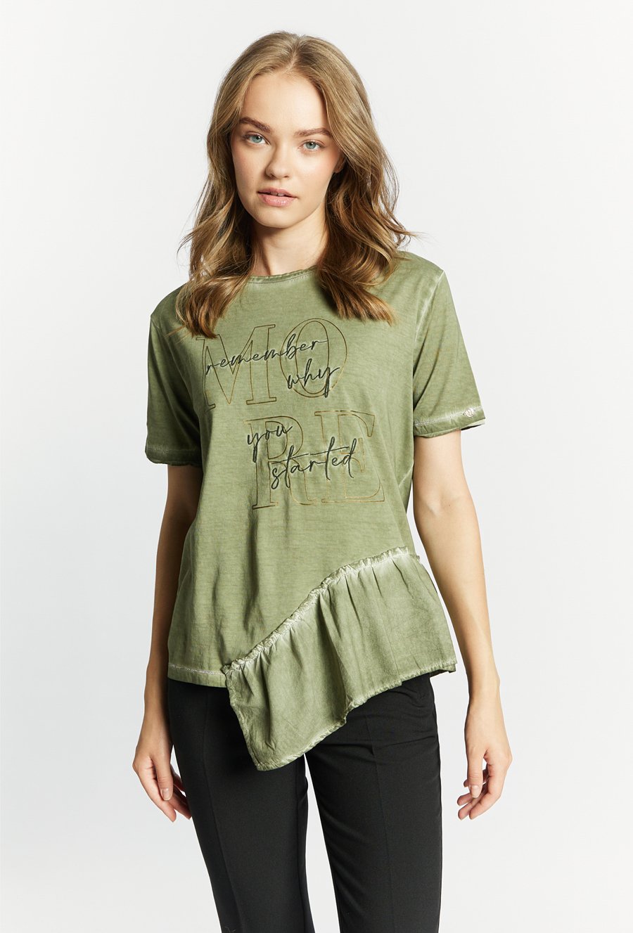 T-shirt damski z asymetryczną falbanką