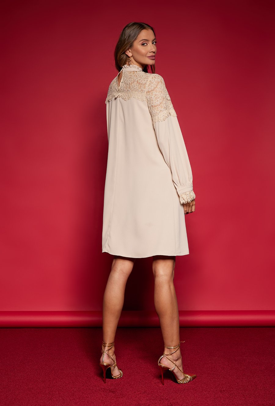 Beżowa sukienka z koronkowymi wstawkami