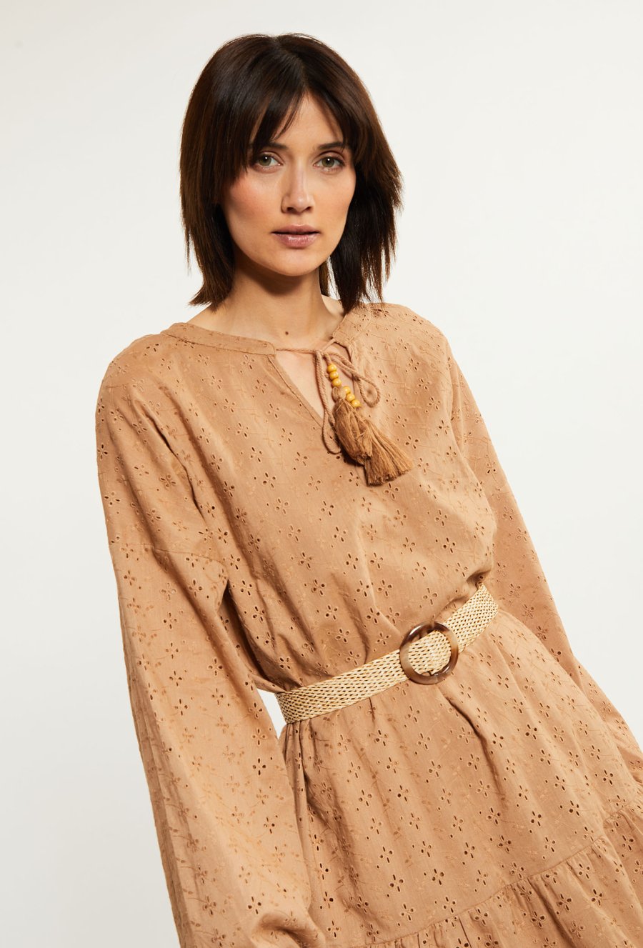 Ażurowa sukienka z paskiem