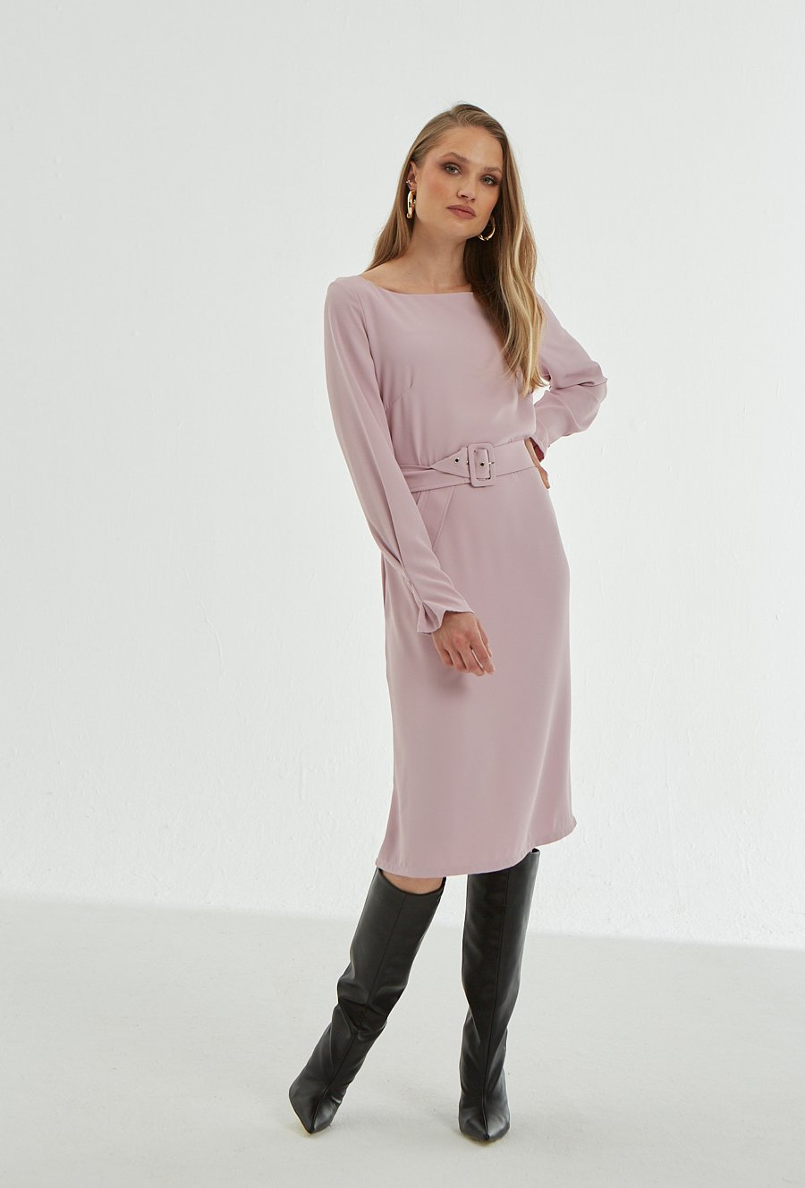 R&oacute;żowa sukienka z paskiem