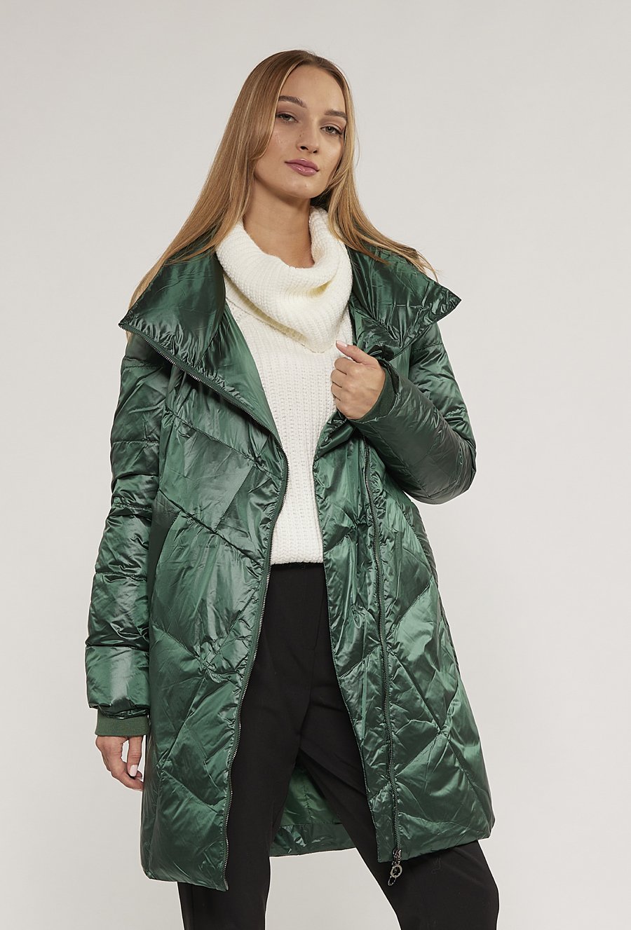 Puchowy płaszcz z kapturem