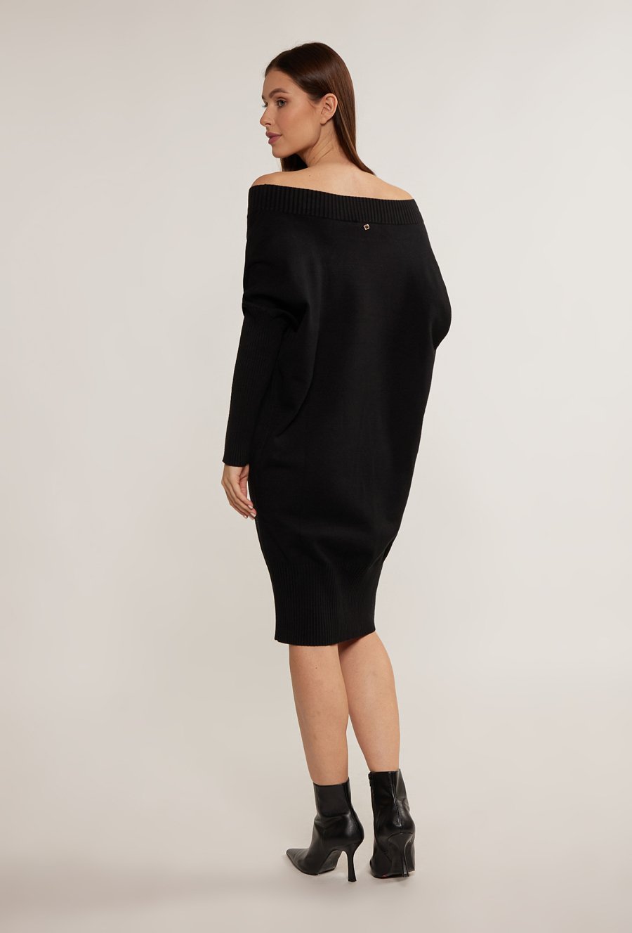 Swetrowa sukienka z broszką