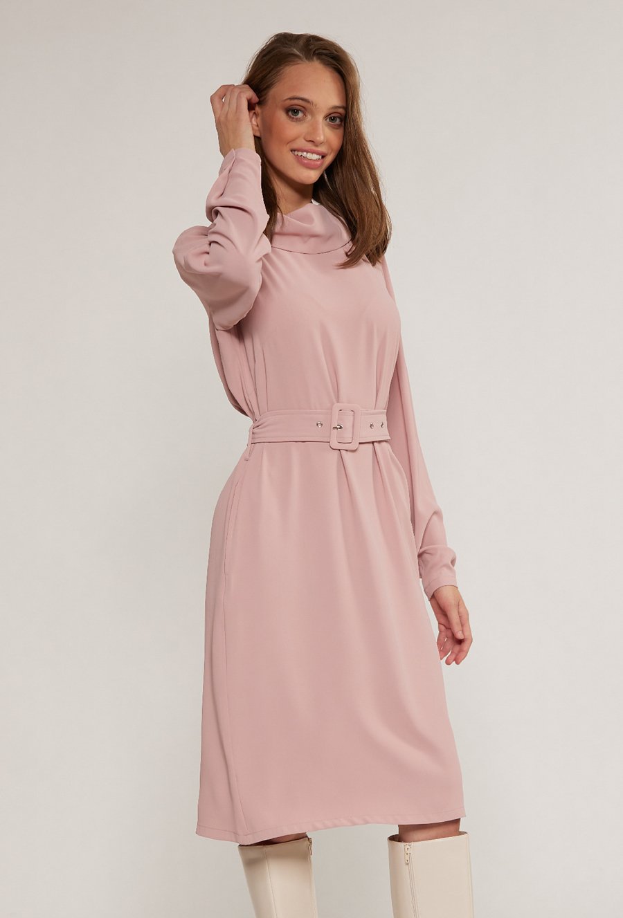 Elegancka sukienka z paskiem