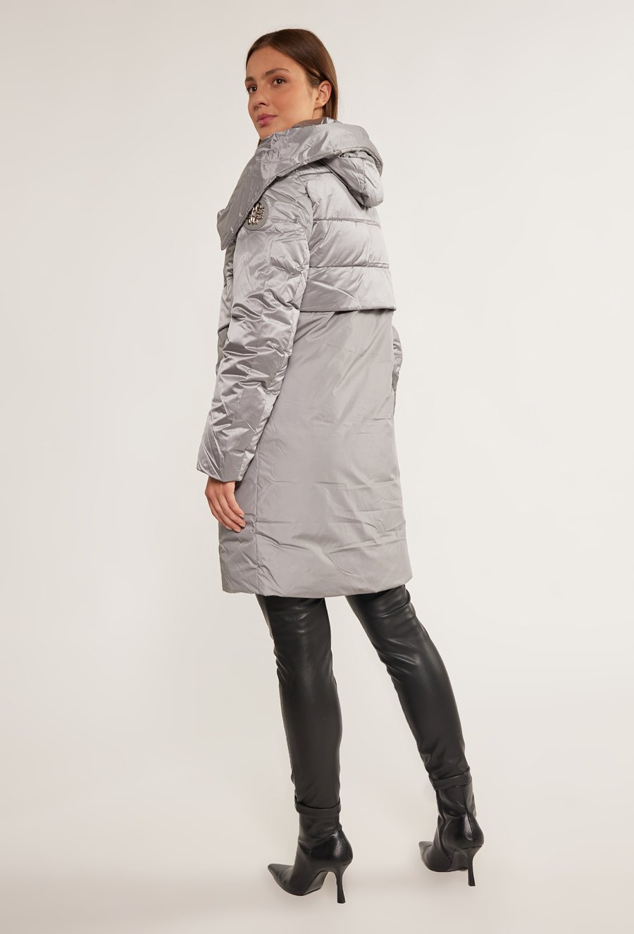 Pikowany płaszcz z obszernym kapturem