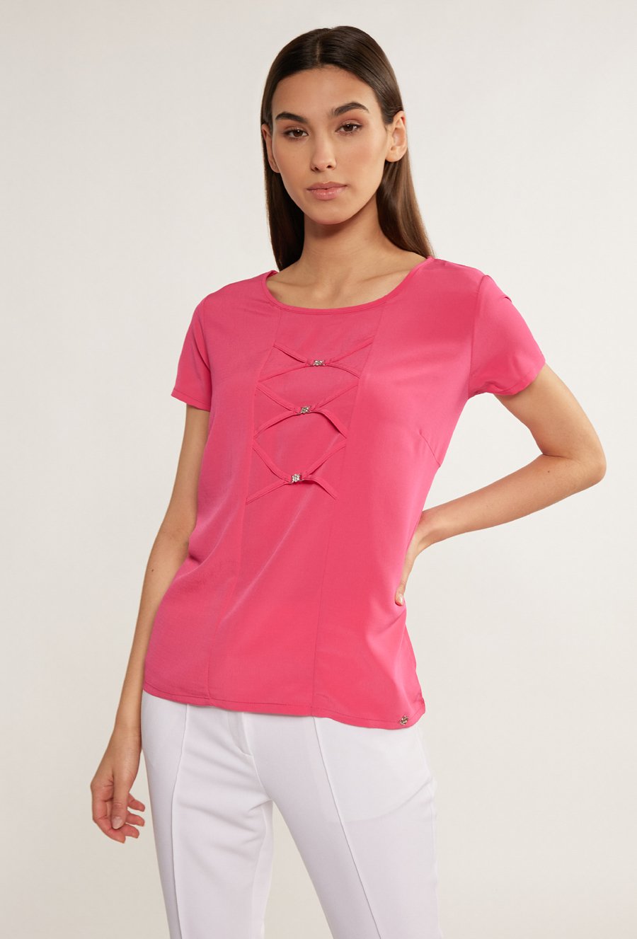 Bluzka z biżuteryjną aplikacją