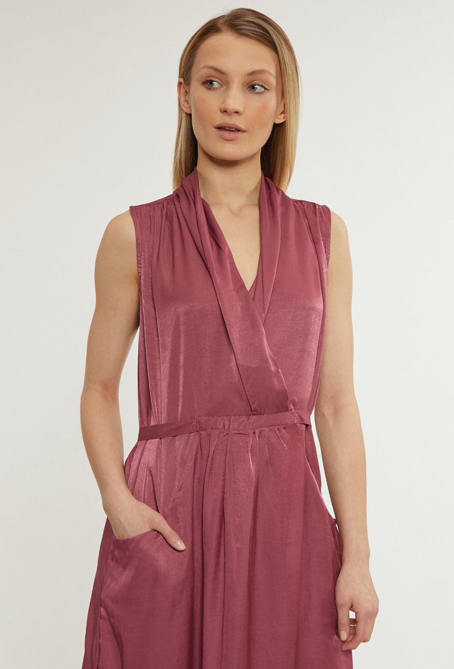 Sukienka midi z satynowej tkaniny