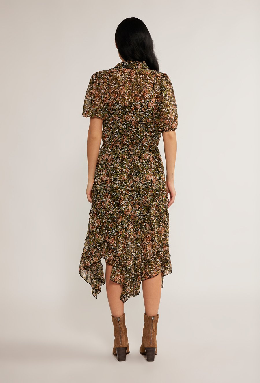 Wzorzysta sukienka z falbaną