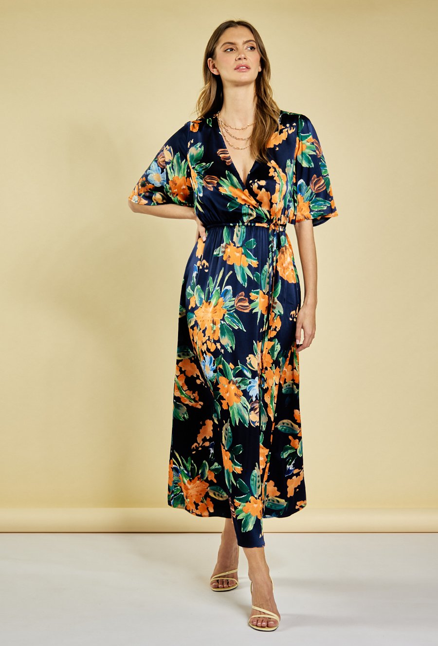 Długa sukienka z kopertowym dekoltem