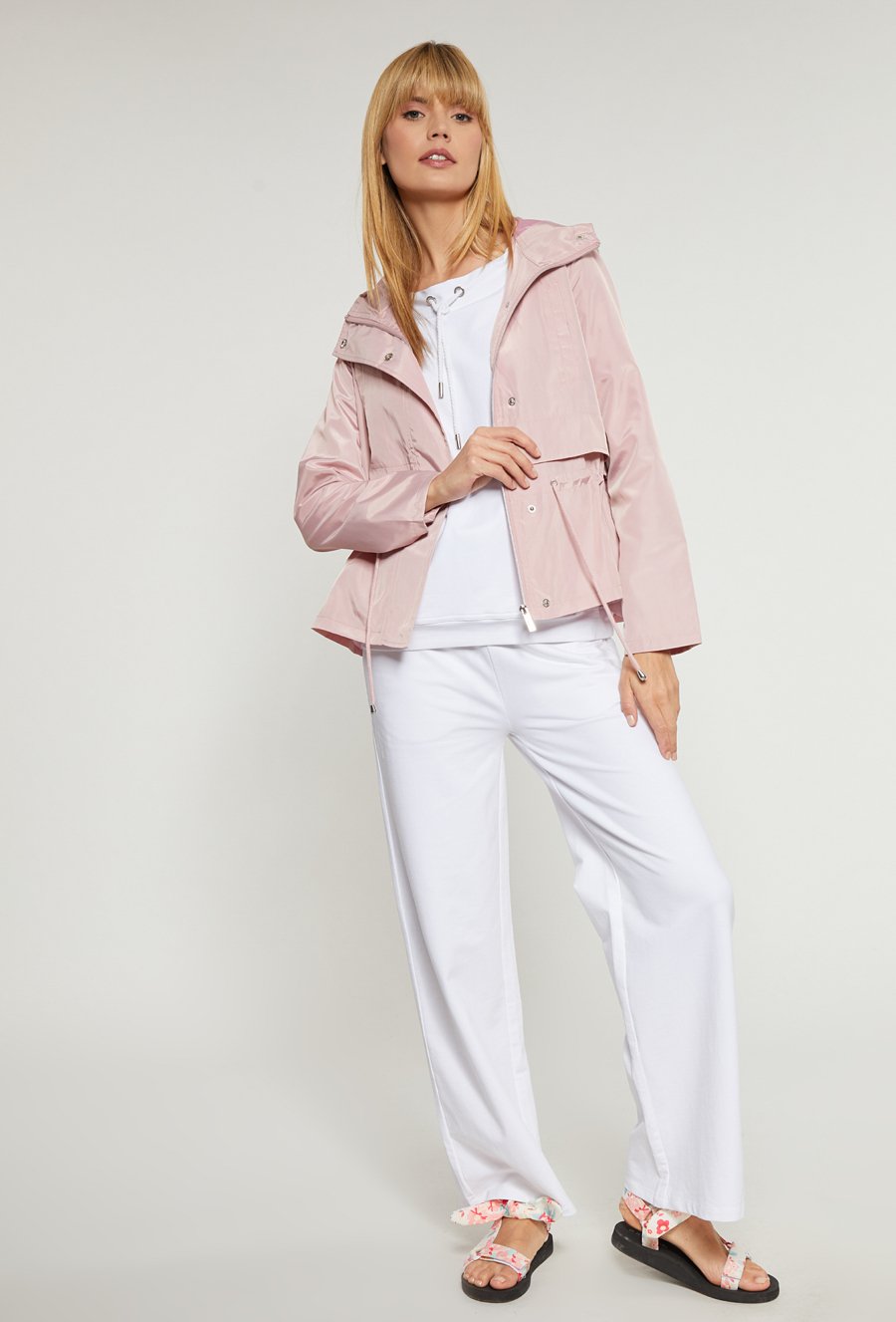 Kurtka wiązana w talii