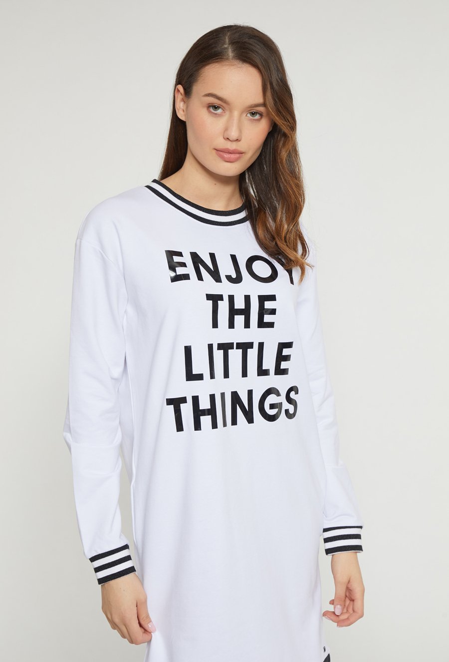 Sukienka z ozdobnym napisem