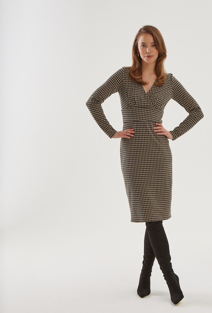 Sukienka w pepitkę o klasycznym kroju