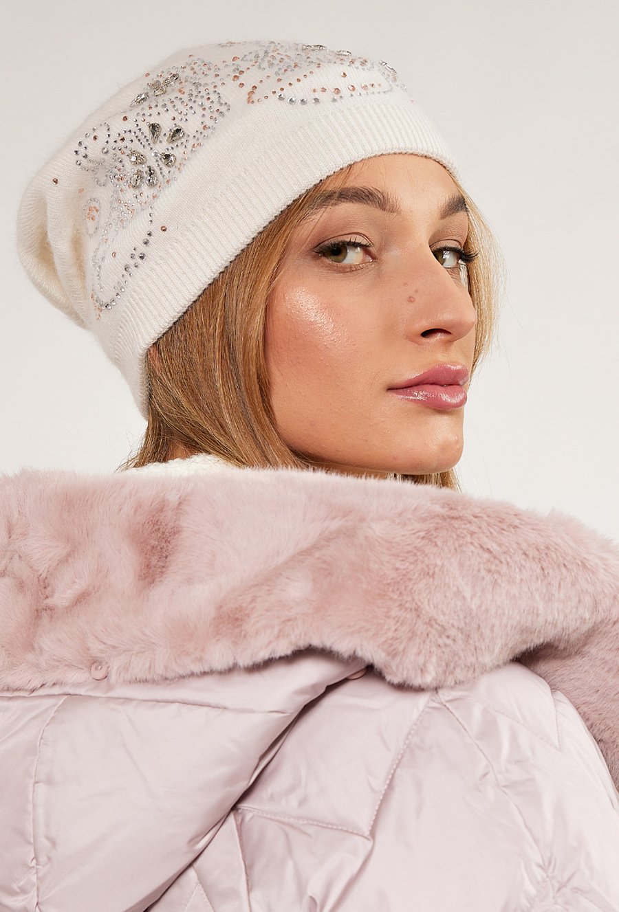 Czapka damska z aplikacją