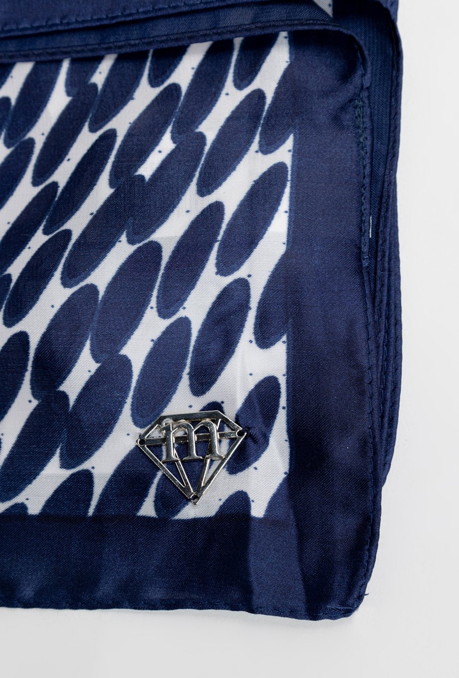 Apaszka z delikatnym wzorem