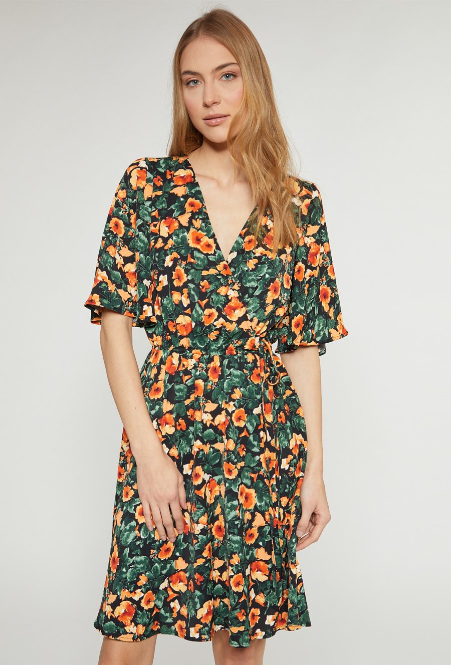 Sukienka z kwiatowym motywem