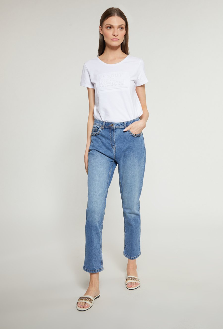 Klasyczne jeansy damskie z aplikacją