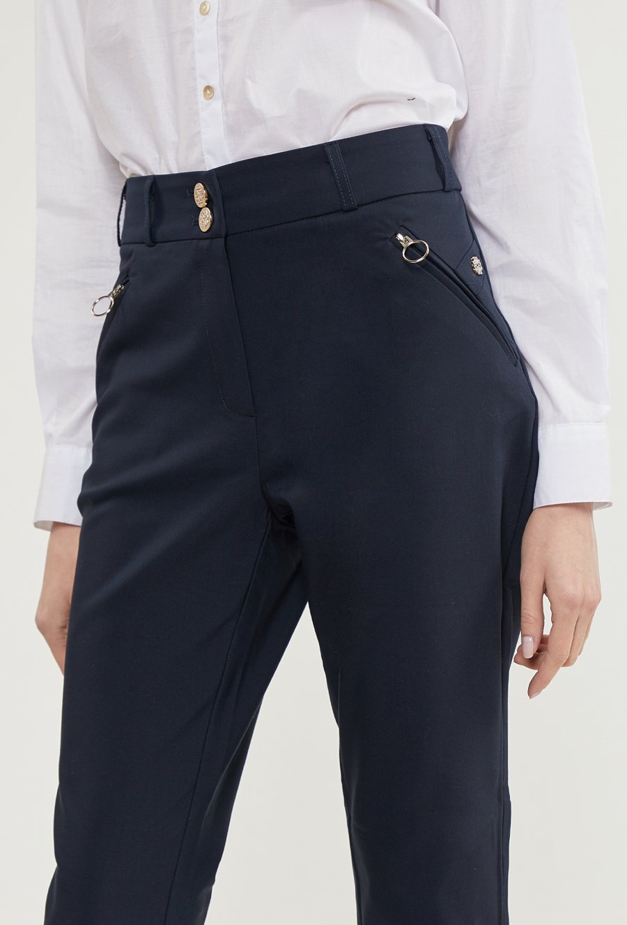 Klasyczne, materiałowe spodnie z kieszeniami