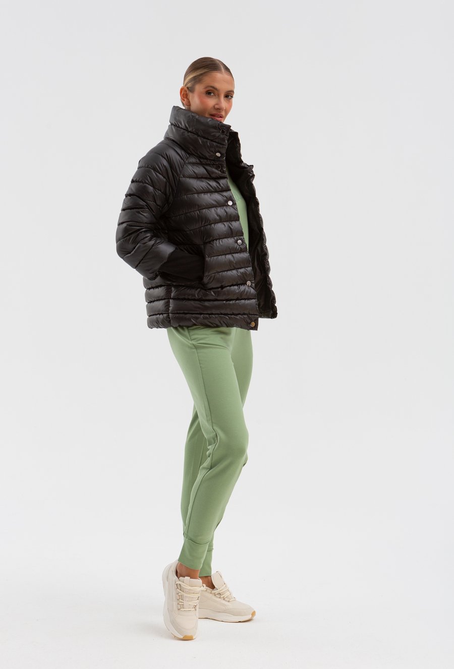 Czarna kr&oacute;tka kurtka