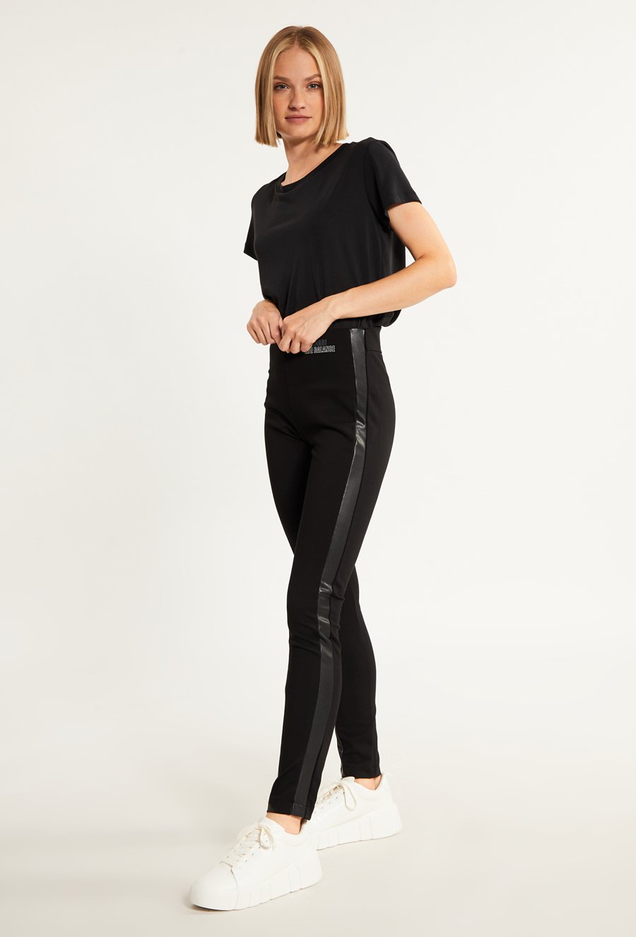 Legginsy z sk&oacute;rzaną aplikacją