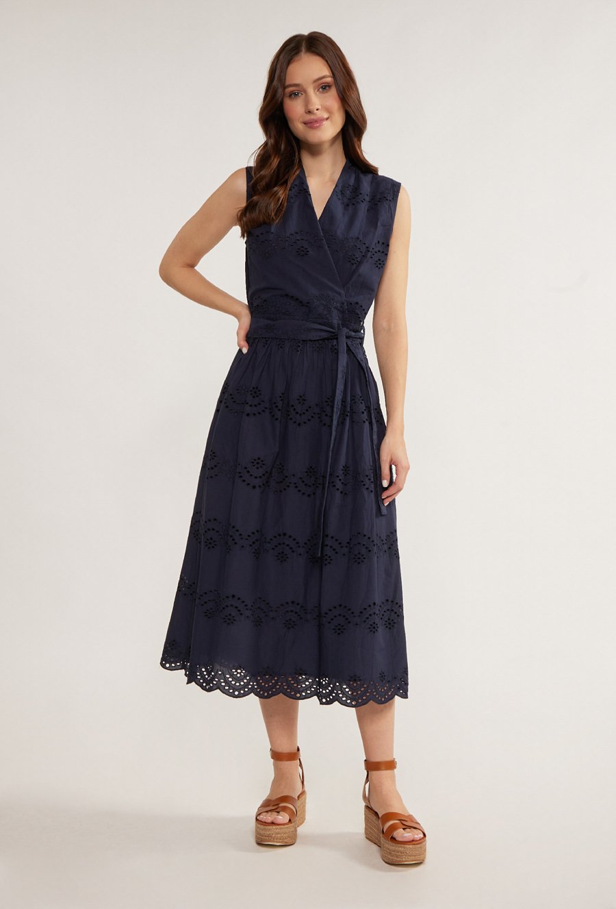 Ażurowa sukienka midi