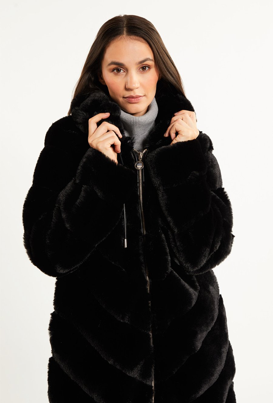 Płaszcz ze sztucznego futerka z kapturem