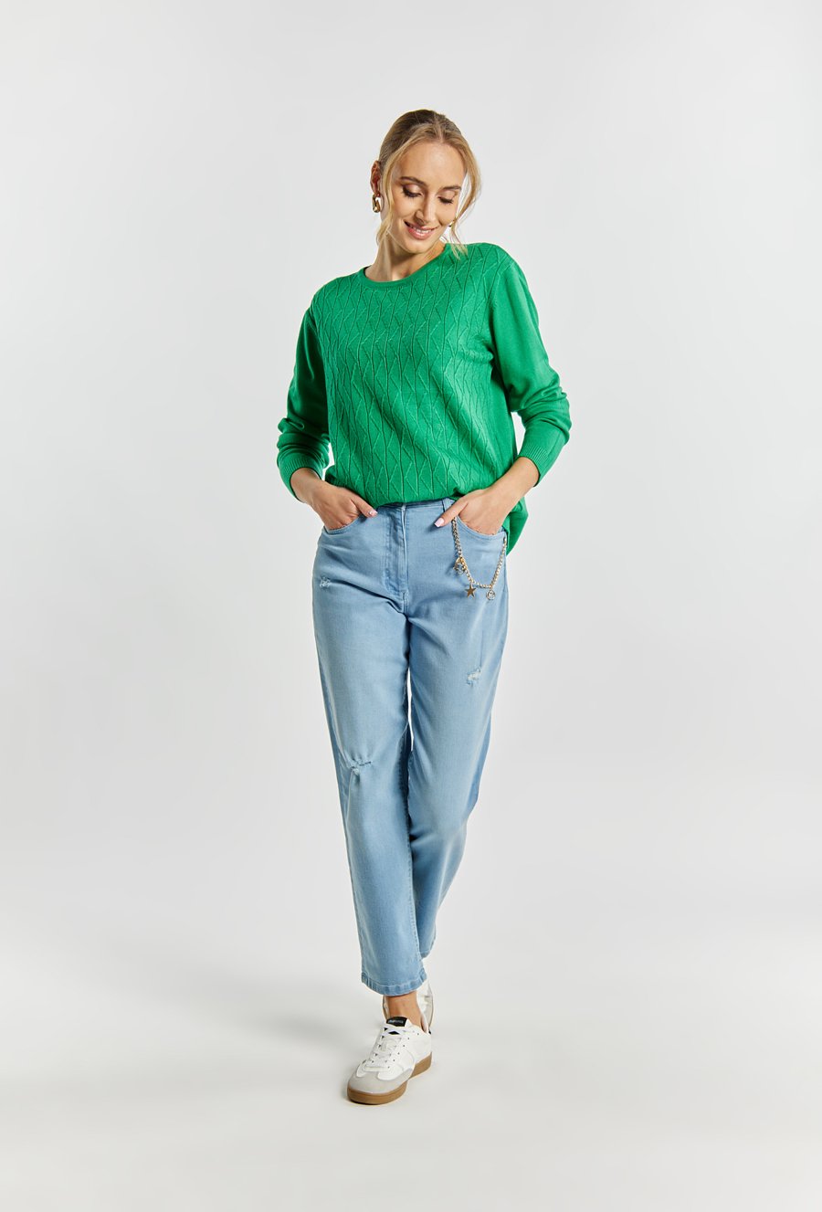 Sweter damski z delikatnym zdobieniem