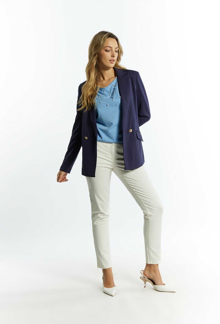 Marynarka damska z klasycznymi klapami.