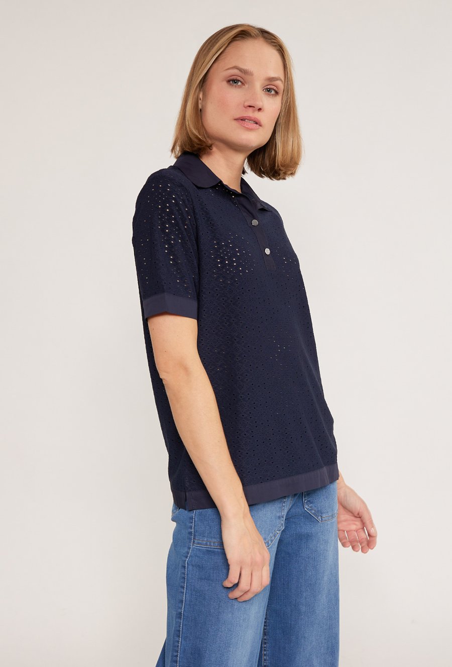 Ażurowa bluzka z kołnierzykiem