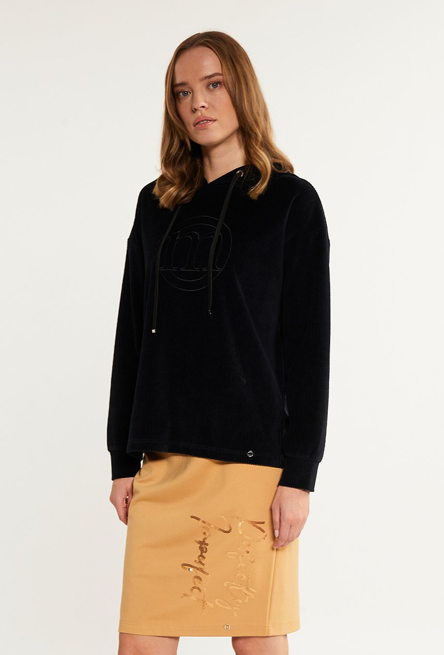 Sp&oacute;dnica z cekinowym nadrukiem