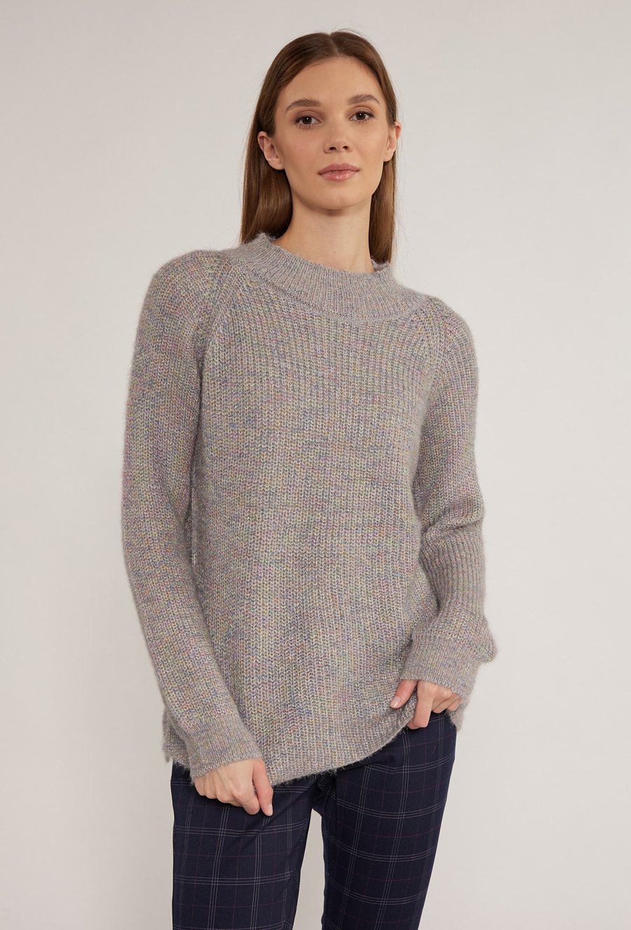 Sweter z dłuższym tyłem