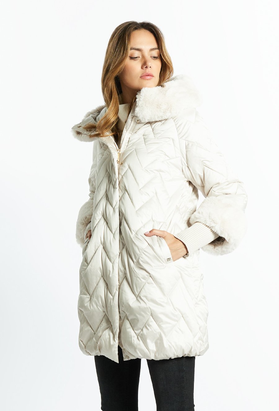 Pikowany płaszcz z odpinanym futerkiem