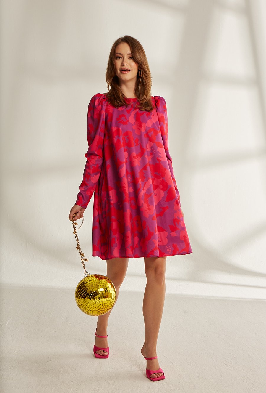 Satynowa sukienka w kwiaty