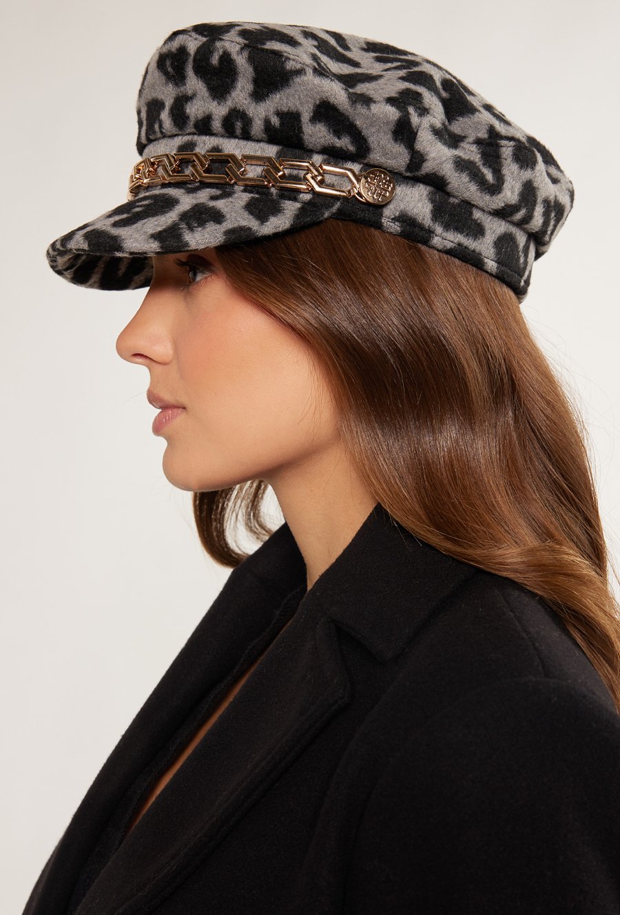 Kaszkiet z ozdobnym łańcuchem